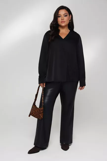 Блузка с вырезом и отложным воротником