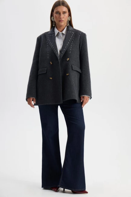 Полупальто жакет с акцентными строчками – фото – Plus Size 50–64 – Моно-Стиль