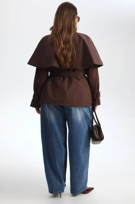 Укороченный тренч в стиле хевлок с пелериной