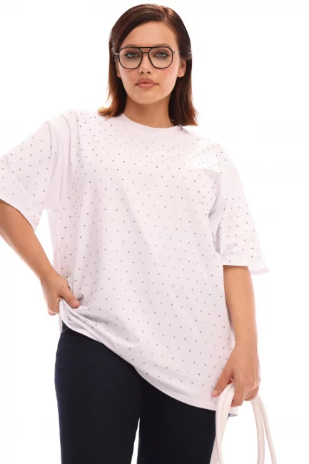 Белая трикотажная футболка с декоративными стразами Белая трикотажная футболка с декоративными стразами