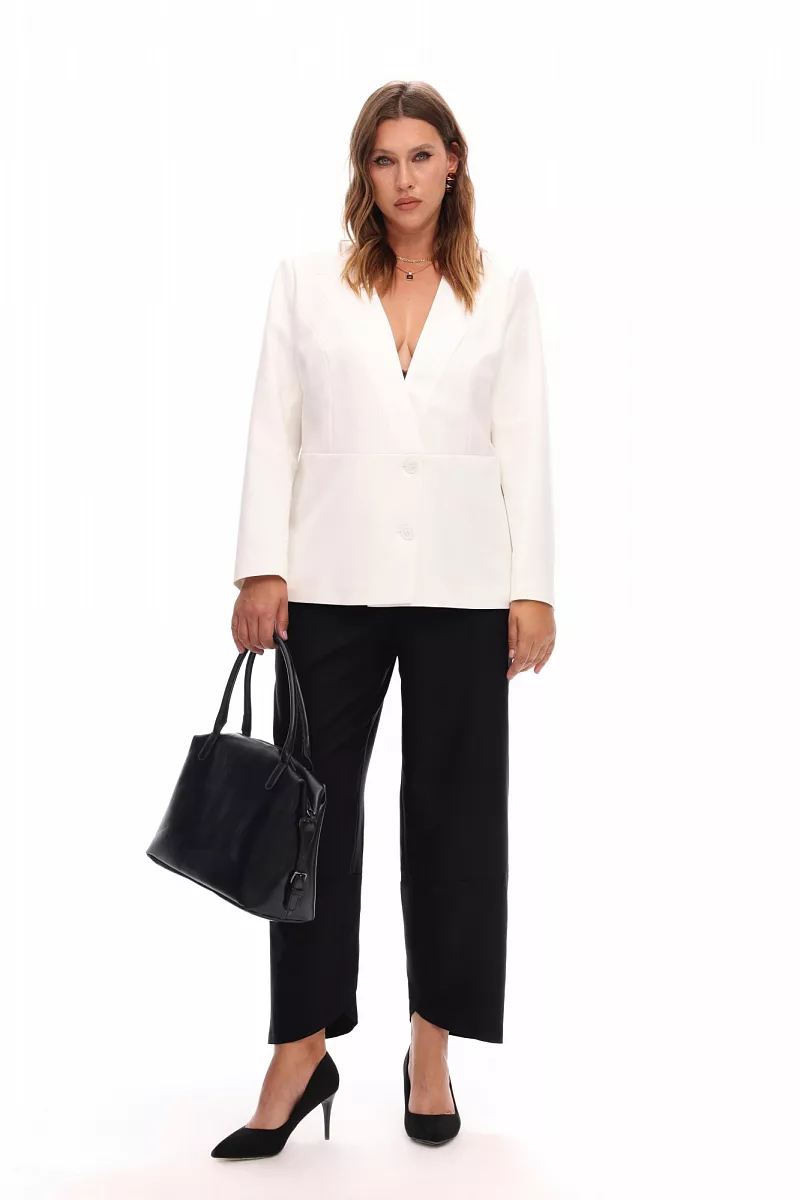 Белый приталенный смокинг с атласными лацканами Белый приталенный смокинг с атласными лацканами