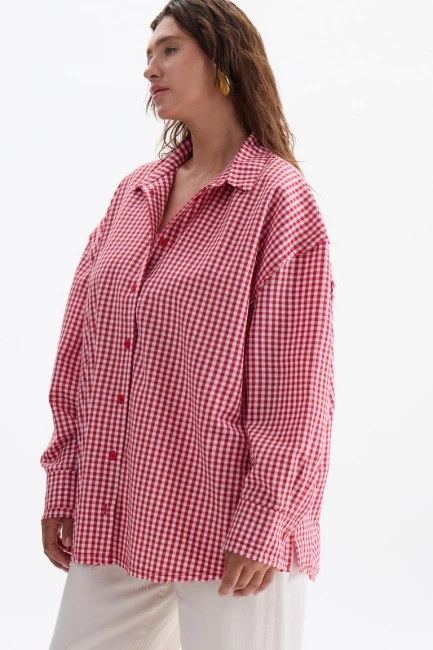 Рубашка оверсайз из хлопка с необработанным краем – фото – Plus Size 50–64 – Моно-Стиль
