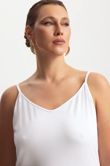 Топ из трикотажа на тонких лямках