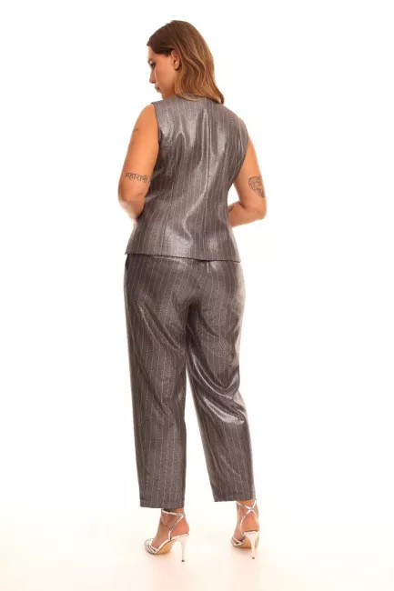 Приталенный жилет в полоску с металлизированным блеском