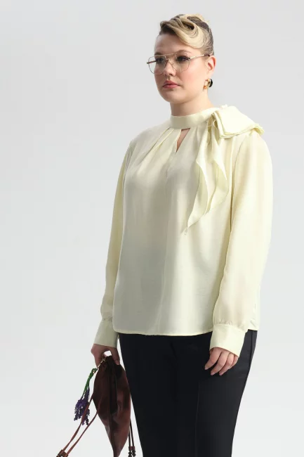 Блузка из поливискозы с бантом