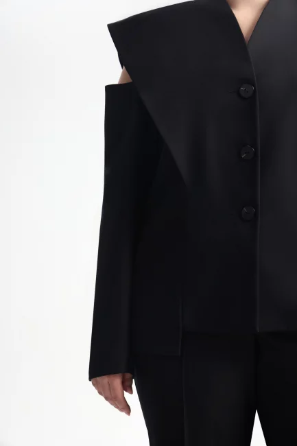 Жакет в маскулином стиле с открытым плечом