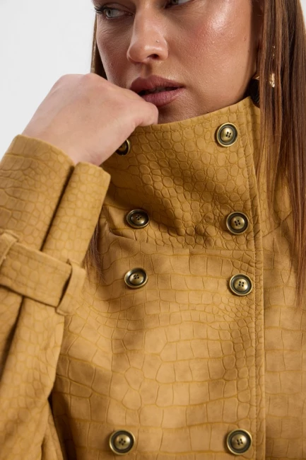Полутренч с заниженной талией и воротником стойка – фото – Plus Size 50–64 – Моно-Стиль