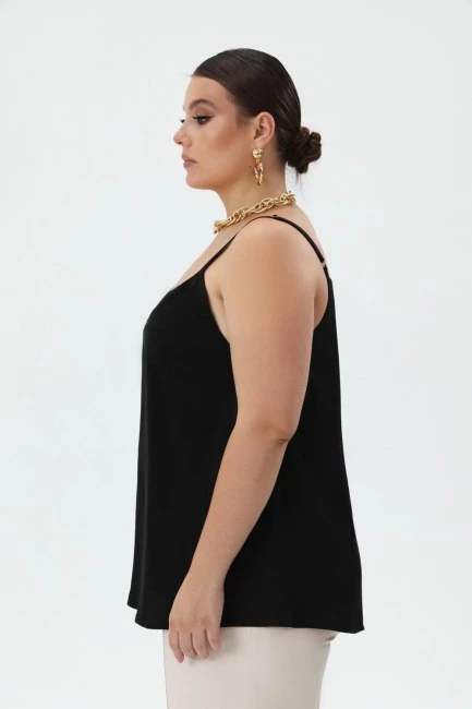 Черный топ из вискозного шелка на тонких лямках