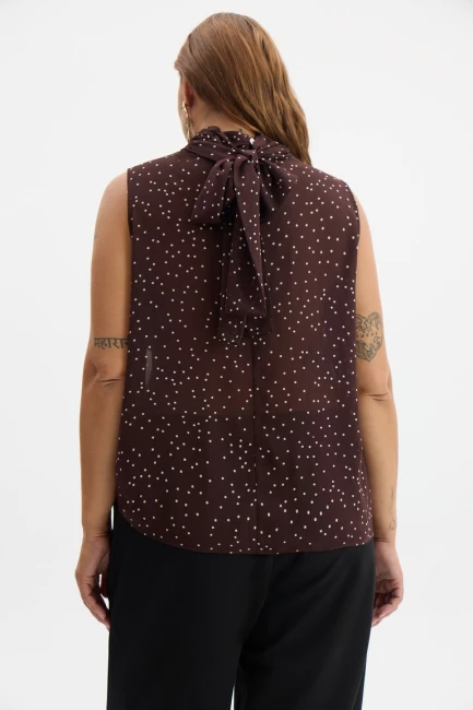 Топ из шифона с воротником стойка и шарфом – фото – Plus Size 50–64 – Моно-Стиль