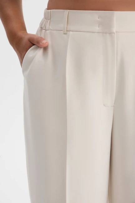 Брюки классические молочного цвета – фото – Plus Size 50–64 – Моно-Стиль
