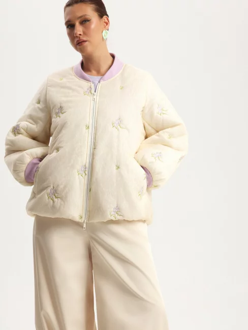 Стеганый многослойный бомбер с вышивкой