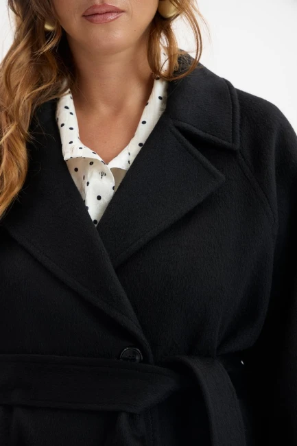 Однобортное пальто реглан с разрезом на рукаве – фото – Plus Size 50–64 – Моно-Стиль