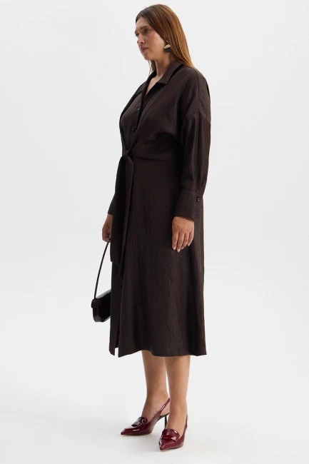 Платье с конструктивной завязкой и блеском – фото – Plus Size 50–64 – Моно-Стиль