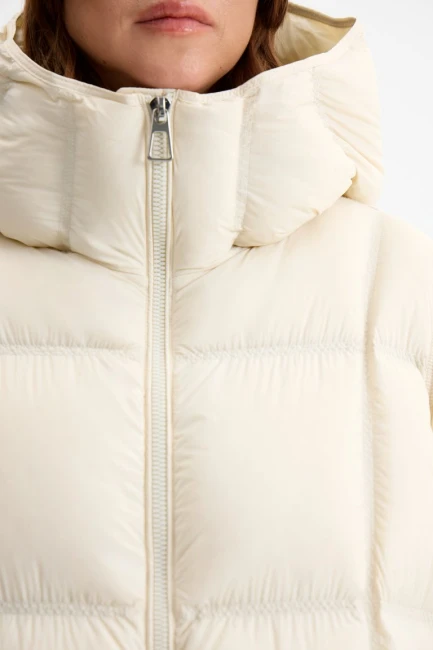 Ультралегкая куртка пуховик с капюшоном и простежкой – фото – Plus Size 50–64 – Моно-Стиль