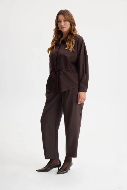 Брюки бананы с защипами – фото – Plus Size 50–64 – Моно-Стиль