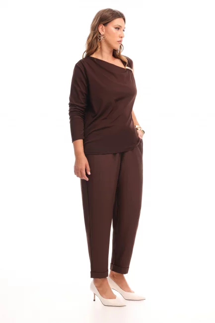 Трикотажный лонгслив с одним рукавом и декоративной деталью