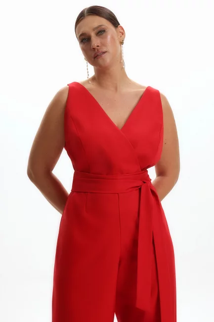 Комбинезон с запáхом на широких лямках – фото – Plus Size 50–64 – Моно-Стиль