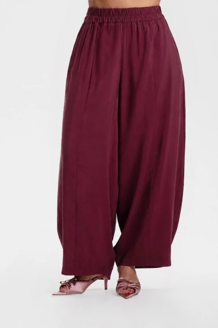 Брюки баллоны из поливискозного шелка с тач эффектом – фото – Plus Size 50–64 – Моно-Стиль