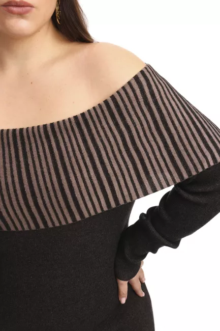 Джемпер со спущенным плечом и акцентными полосками