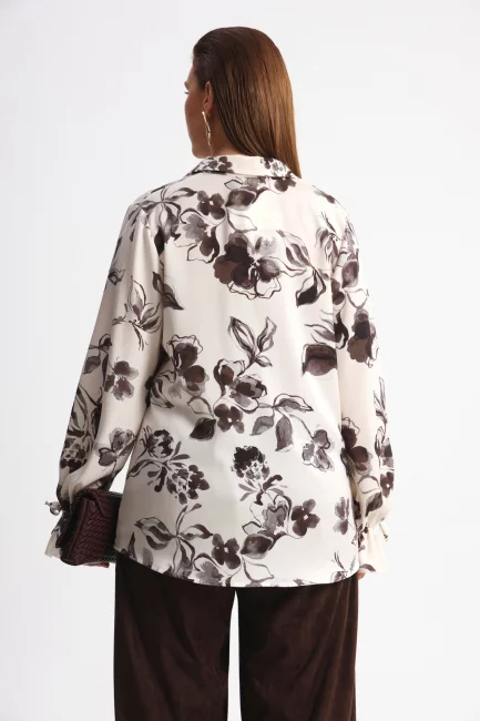 Блузка из поливискозы с черным принтом