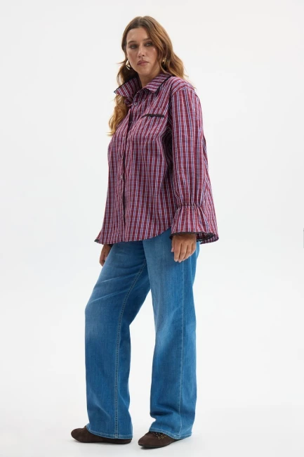 Блузка с принтом клетка и накладным карманом – фото – Plus Size 50–64 – Моно-Стиль