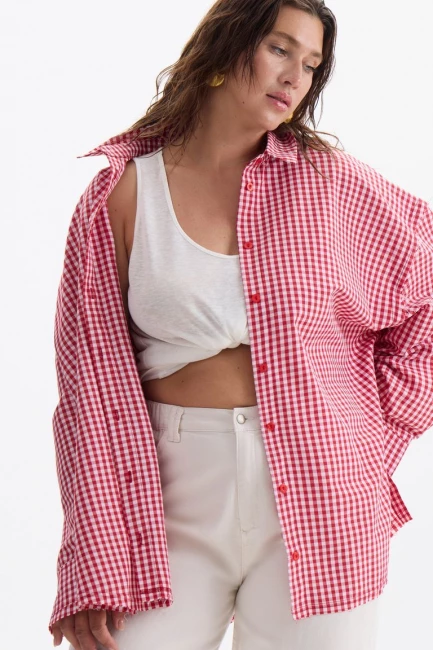 Рубашка оверсайз из хлопка с необработанным краем – фото – Plus Size 50–64 – Моно-Стиль