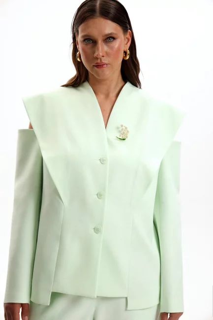 Жакет в маскулином стиле салатового цвета