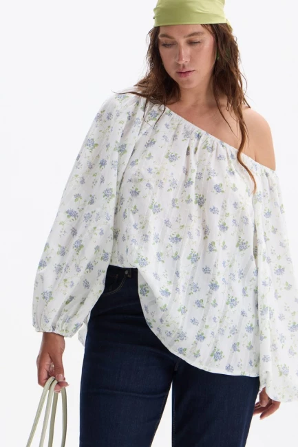 Блузка со спущенным плечом и английской вышивкой – фото – Plus Size 50–64 – Моно-Стиль