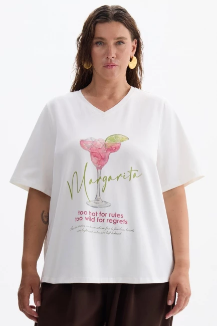 Футболка с v-вырезом и принтом молочного цвета – фото – Plus Size 50–64 – Моно-Стиль