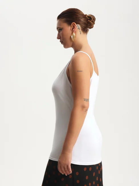 Топ из трикотажа на тонких лямках