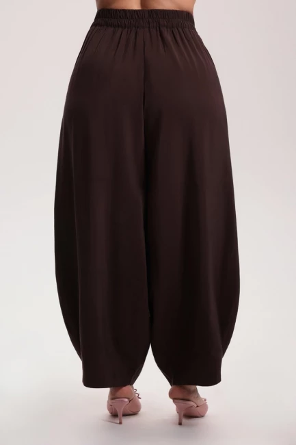 Брюки баллоны из шелка с тач эффектом – фото – Plus Size 50–64 – Моно-Стиль