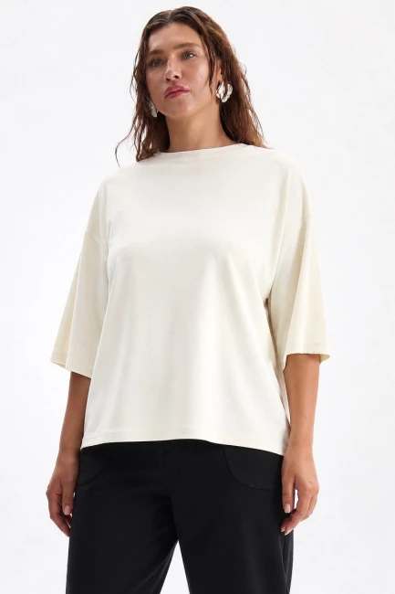 Футболка молочного цвета оверсайз – фото – Plus Size 50–64 – Моно-Стиль