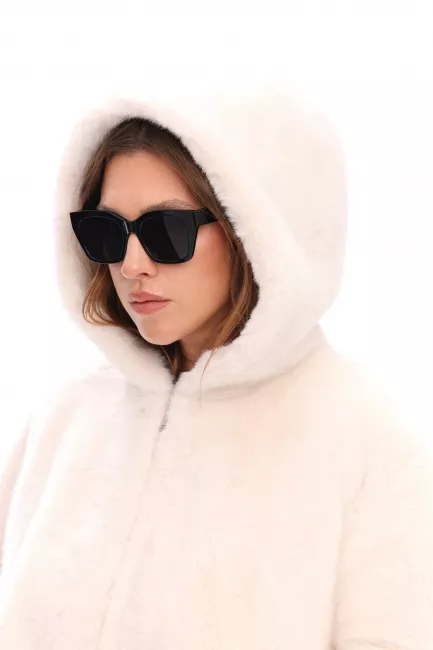 Шуба из белого экомеха норки с капюшоном