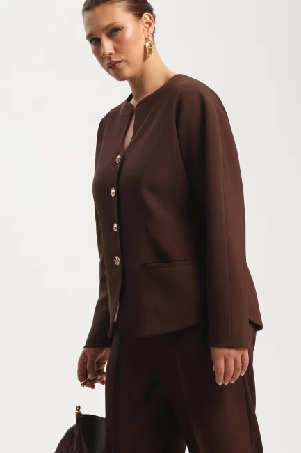 Жакет с фигурным вырезом и воротником стойка