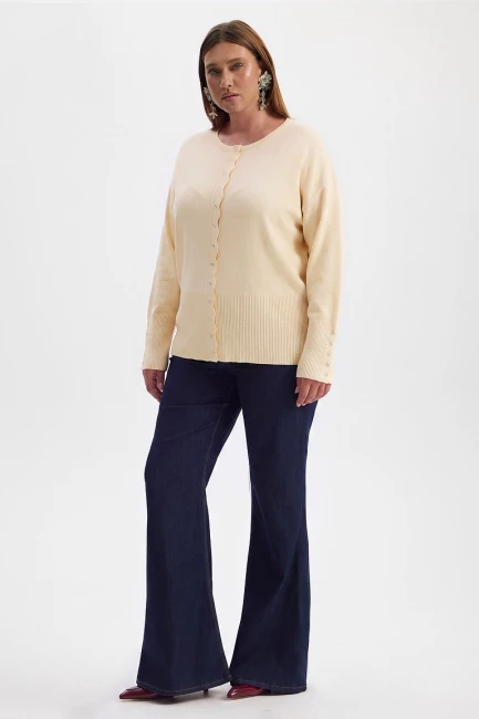 Вязаный кардиган с акцентной талией и манжетами – фото – Plus Size 50–64 – Моно-Стиль