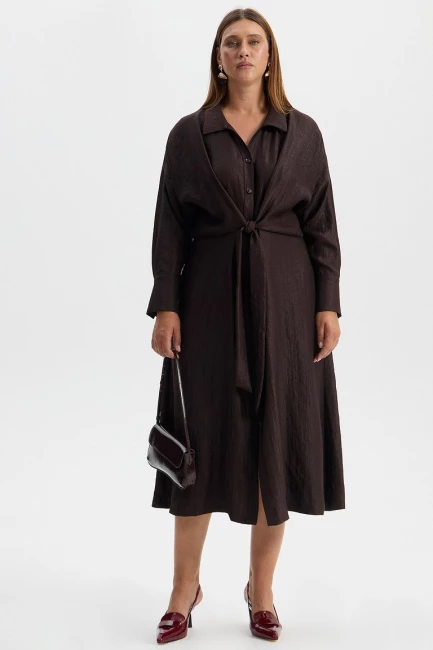 Платье с конструктивной завязкой и блеском – фото – Plus Size 50–64 – Моно-Стиль
