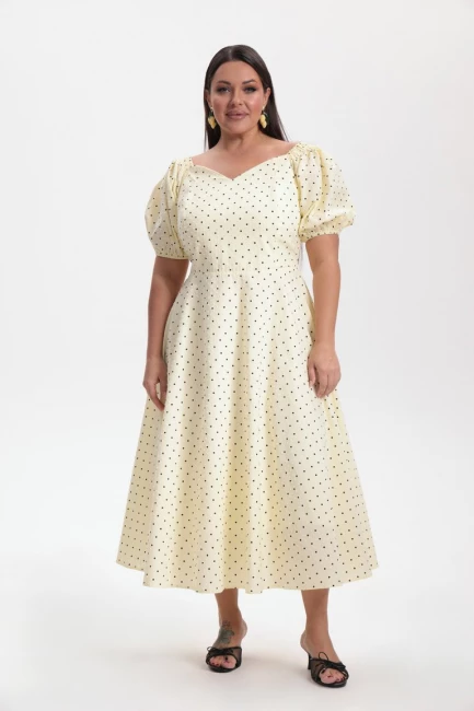 Платье со спущенным плечом и принтом горох – фото – Plus Size 50–64 – Моно-Стиль
