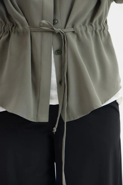 Блузка в стиле сафари цвета хаки – фото – Plus Size 50–64 – Моно-Стиль