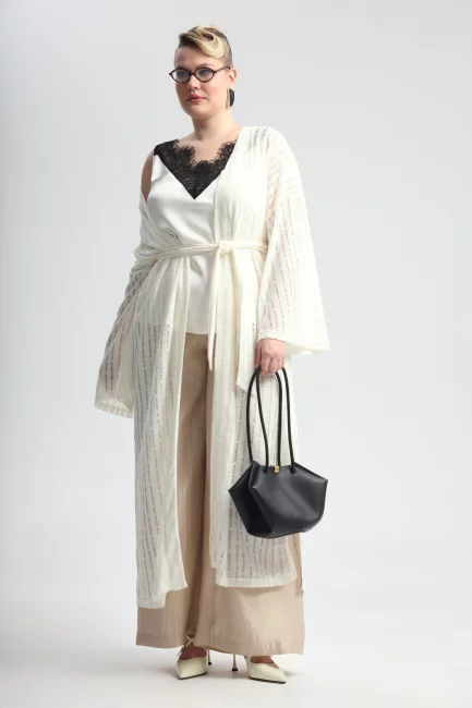 Топ с v-вырезом и акцентным кружевом