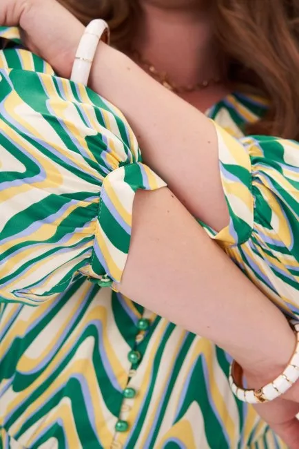 Платье на пуговицах с зеленым принтом