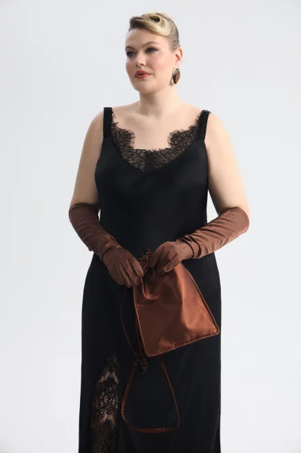 Платье в бельевом стиле с кружевной вставкой