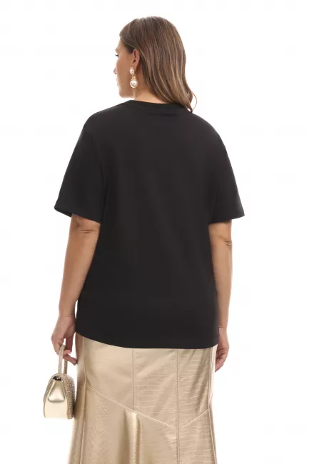 Черная футболка с принтом и рибаной