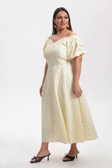 Платье со спущенным плечом и принтом горох – фото – Plus Size 50–64 – Моно-Стиль