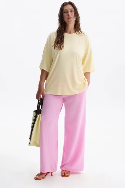 Футболка оверсайз из желтого трикотажа – фото – Plus Size 50–64 – Моно-Стиль