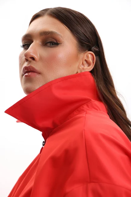 Бомбер красного цвета