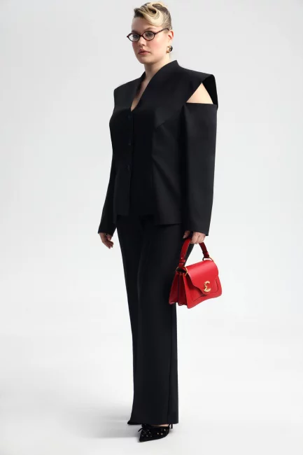 Жакет в маскулином стиле с открытым плечом