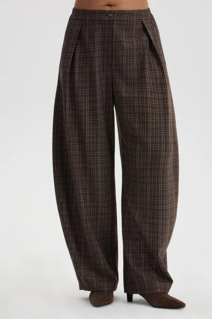 Брюки бананы костюмные в клетку – фото – Plus Size 50–64 – Моно-Стиль
