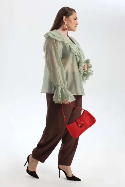 Блузка с пуговицами и воланами