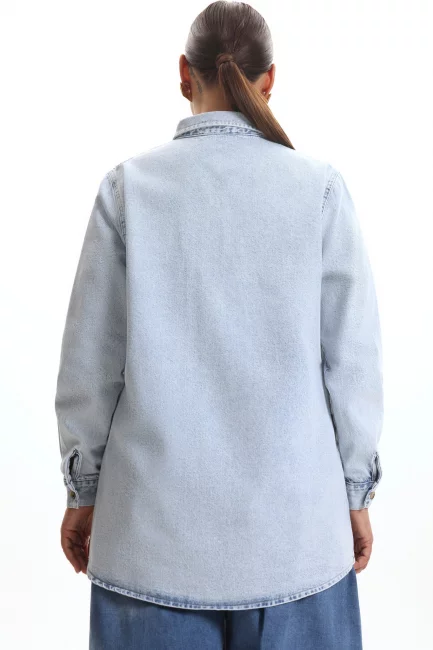 Рубашка из денима с акцентным карманом