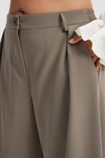 Брюки бананы со складкой – фото – Plus Size 50–64 – Моно-Стиль